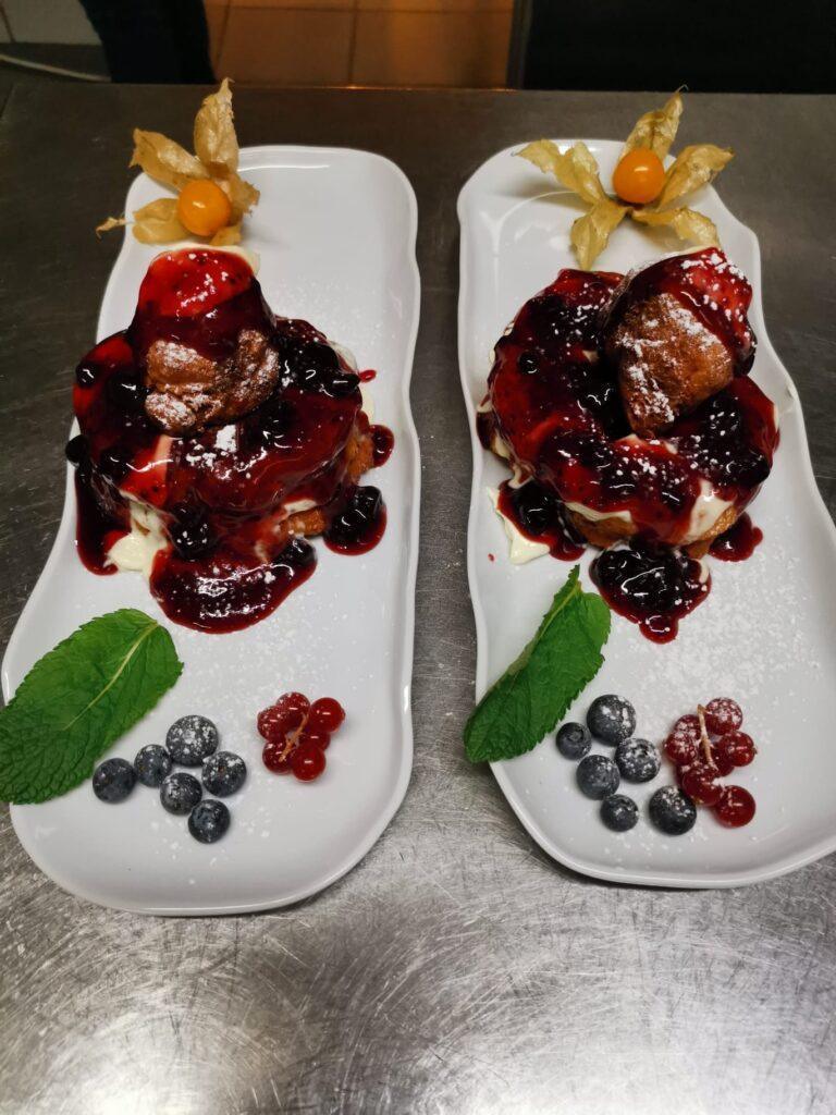 Dessert mit frischen Beeren