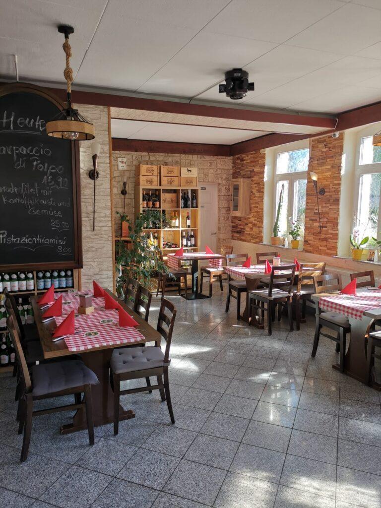 Stein-Sitzbank im Garten