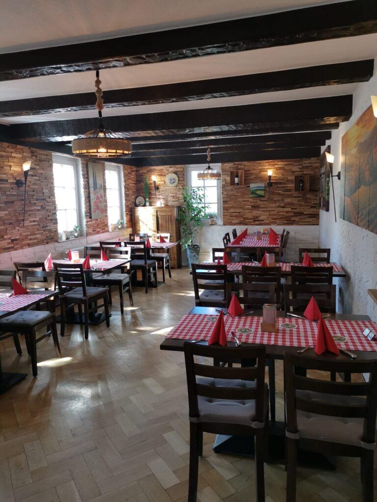 Restaurant-Innenraum mit Holzbalken