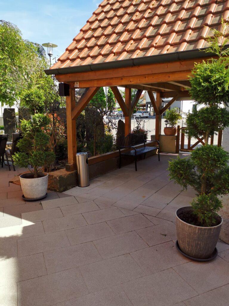 Holzpavillon im Garten