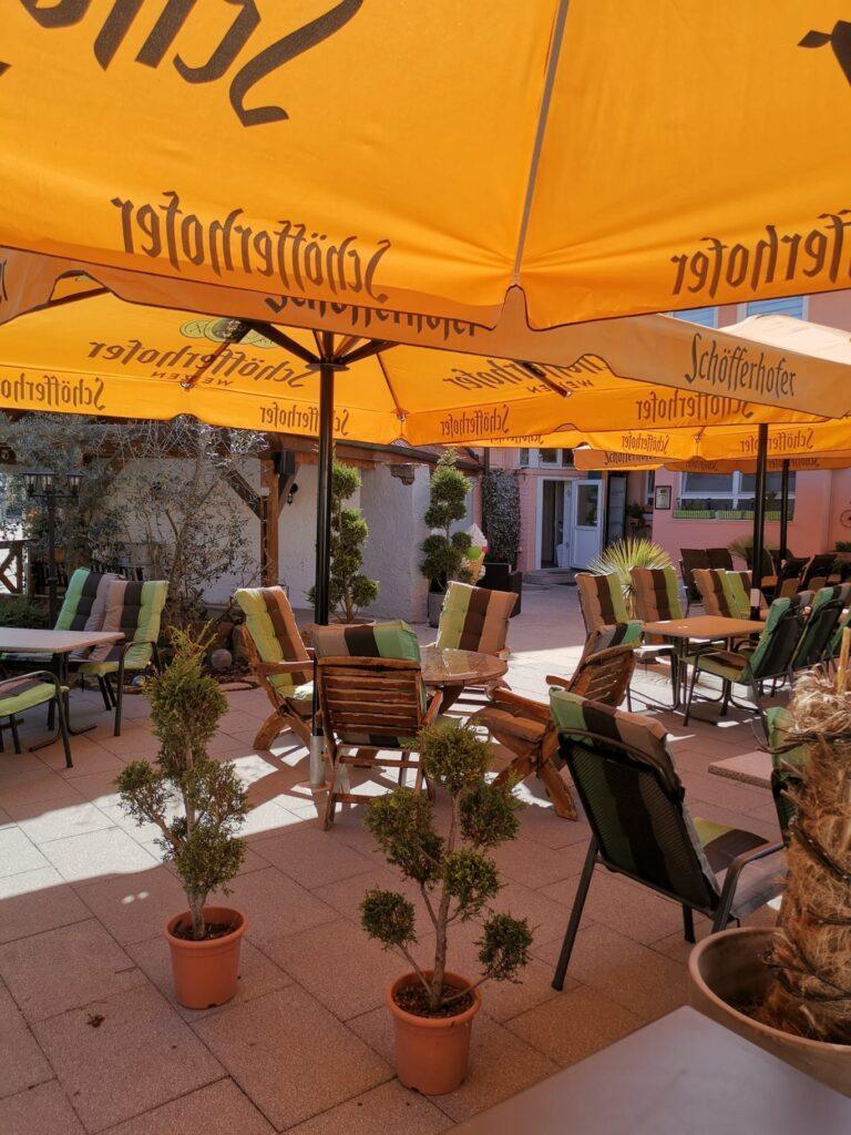 Terrasse mit Olivenbäumchen